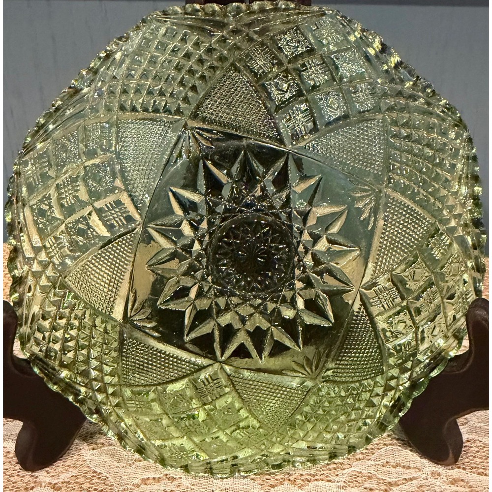 Vintage Green Pressed Glass Bowl Starburst Geometric Pattern Scalloped Edge 8in - Picture 3 of 5
